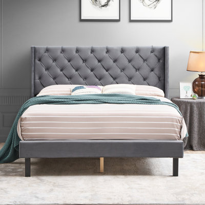 Apparence et support du grand lit en velours gris avec lattes de bois