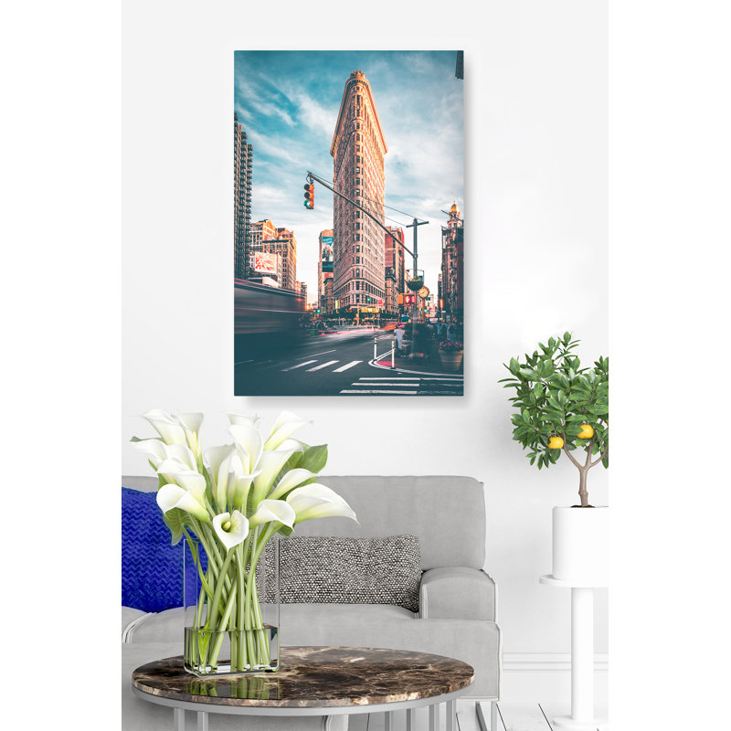 Flatiron Building, New York City, circulation, vue de la rue, dramatique, H 26 po x l 50 po x P 1,5 po