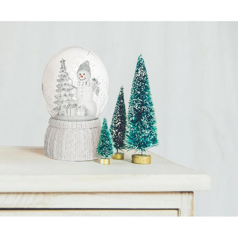 Boule à neige bonhomme de neige et arbre sur une base en tricot avec boule à neige musicale