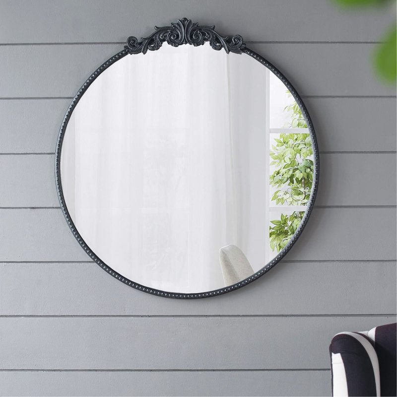Miroir de conception classique avec forme ronde et cadre d'inspiration baroque pour la salle de bain, console de vestibule posée contre le mur