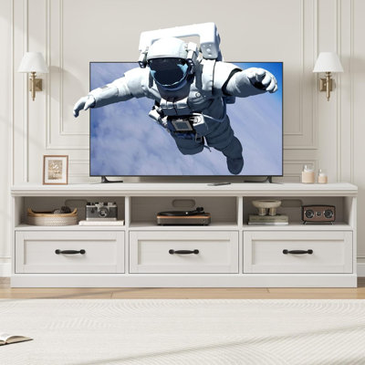 Ce meuble télé 70 po de style Mid-Century moderne peut accueillir un téléviseur de 75 po ou moins, une console média en panneau de fibres à densité moyenne avec 3 tiroirs, des tablettes de rangement ouvertes et des trous de câbles à l'arrière pour le salon et la chambre à coucher, blanc