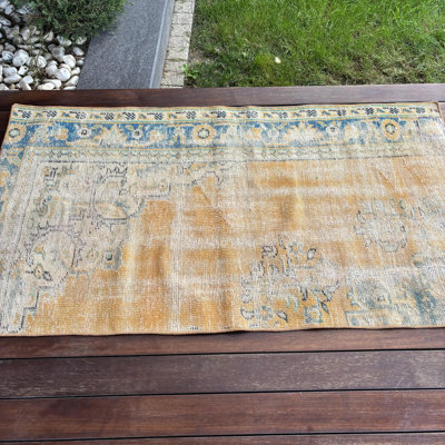 Petit tapis brun rétro idéal pour les vestibules avec un design turc rustique et un aspect antique