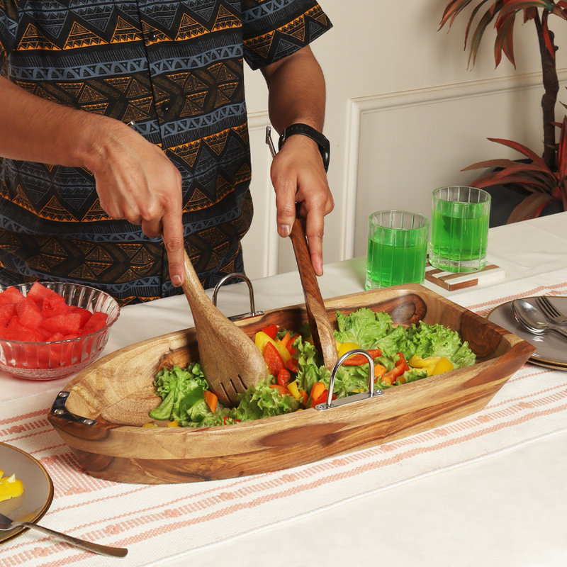 Bol à salade en forme de bateau avec plat à salade