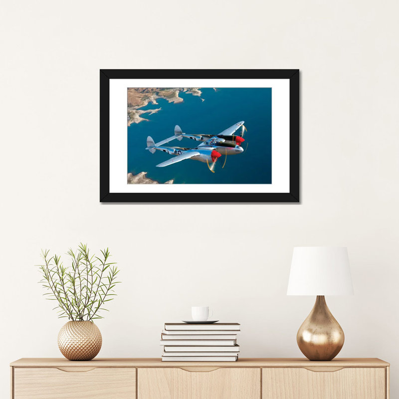 «A Lockheed P-38 Lightning Fighter Avion in Flight II», reproduction de photo sur toile, Papier d'art encadré noir, Blanc