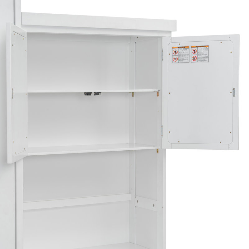 Grand lit, blanc, lit peu encombrant, tablettes de rangement à persiennes et pin