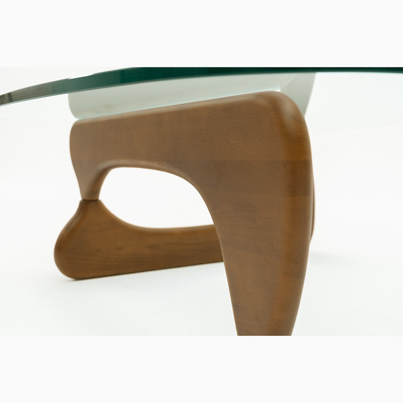 Table basse abstraite à plateau triangulaire de qualité supérieure de 51 po de style Mid-Century avec base en bois massif