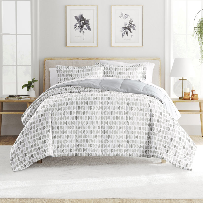  Down Alternative Moonlight Stars Reversible Comforter Set, Queen Comforter + 2 Pillow Shams