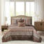 Chambre à coucher rouge, format double/queen, avec couette 5 pièces et oreillers réversibles en 2 coussins décoratifs.