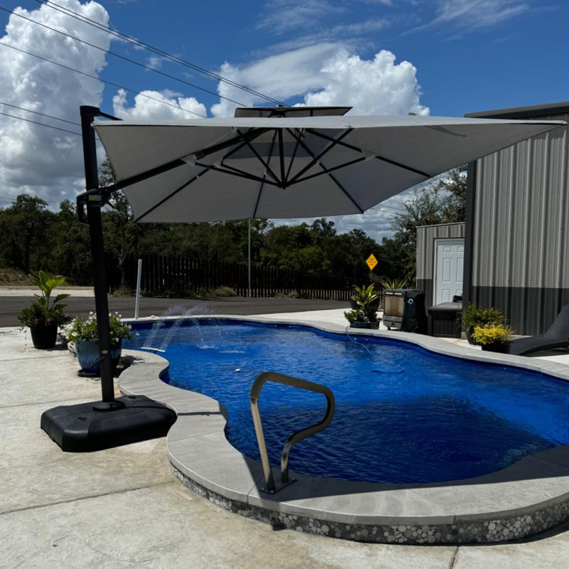 Parasol en porte-à-faux carré avec base Juwairiah, L 109,06 po x P 16,54 po, Gris clair