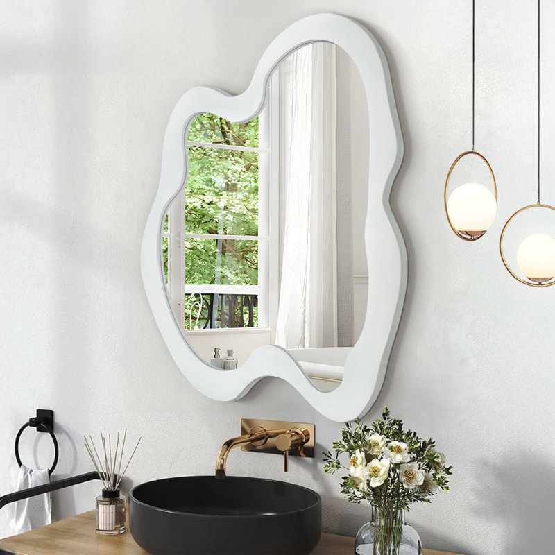 Miroir mural unique de forme irrégulière en bois, Blanc, 36 po x 28 po