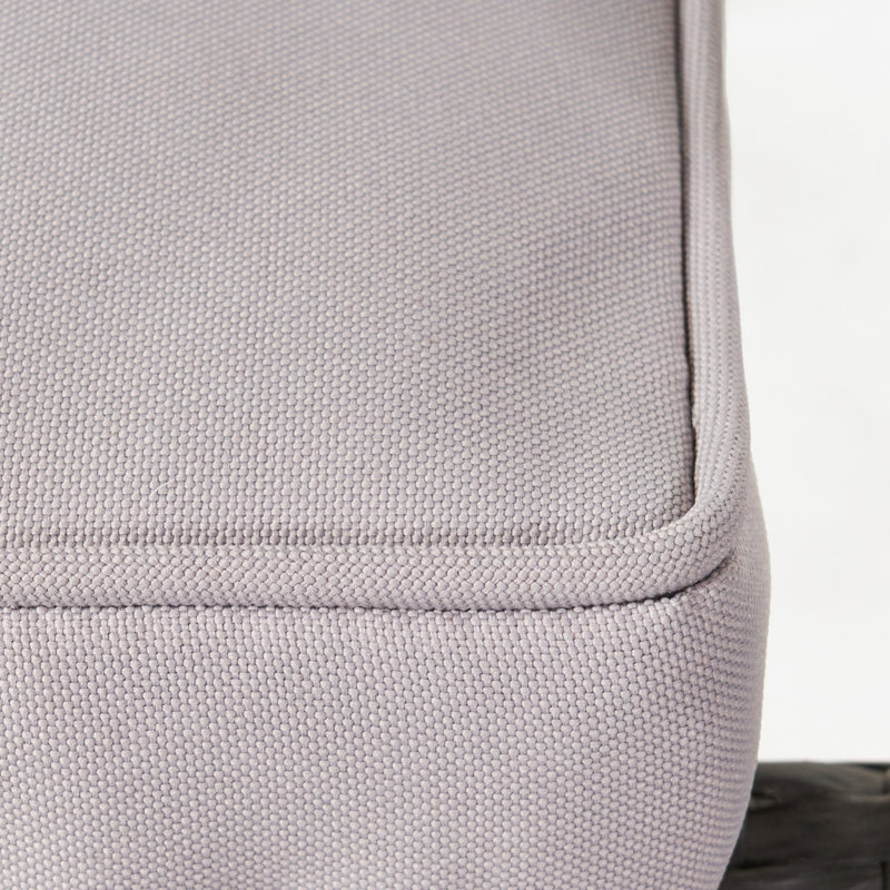 Chaises d'extérieur empilables en gris, structure en fer, coussins argentés, confortables et peu encombrantes