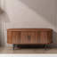 Console de télévision moderne avec compartiment de rangement et porte coulissante, centre de divertissement idéal pour le salon, la chambre à coucher et le bureau