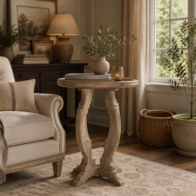 Élégante table d'appoint de style campagnard français avec piètement en forme de sablier et plateau rond à rebord, idéale pour ajouter une touche rustique à n'importe quelle pièce.