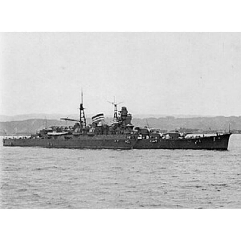 IJN Mikuma Large, H 10 po x l 30 po x P 5 po