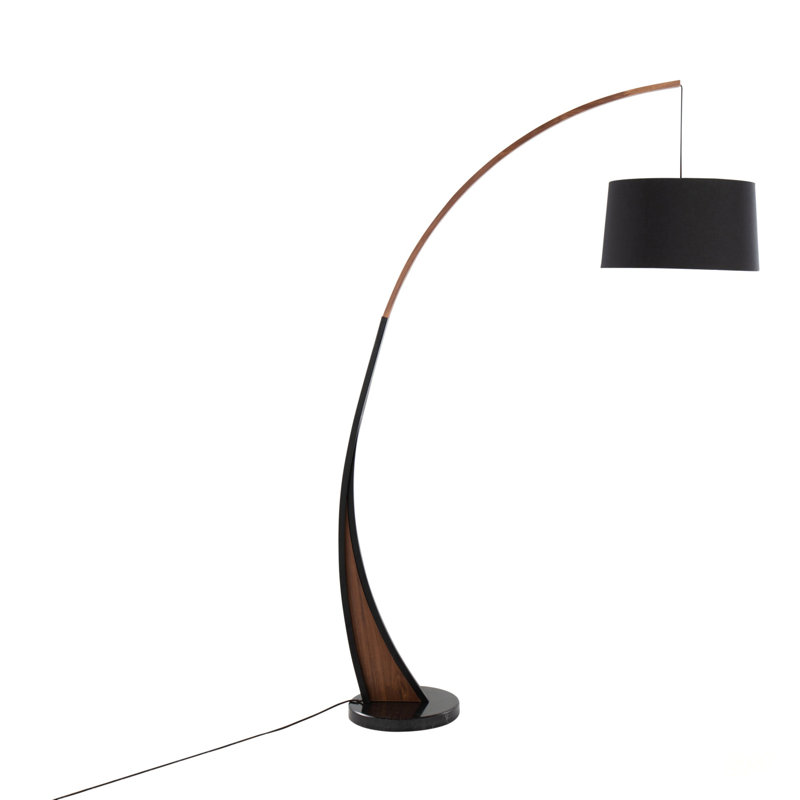 Lampe sur pied Noah Mid-Century moderne avec cadre en bois de noyer et abat-jour en lin noir élégant, parfaite pour ajouter une ambiance rétro à n'importe quelle pièce