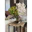Vandas et cymbidiums dans un vase