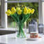 Arrangement floral de tulipes dans un vase-2049282323