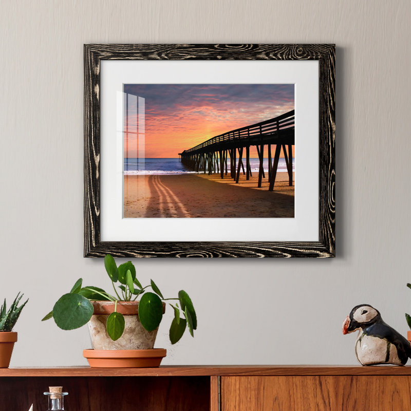 «VA Beach Pier» par J Paul - reproduction de photo sur papier encadrée, H 24 po x l 18 po x P 1,5 po, Noir