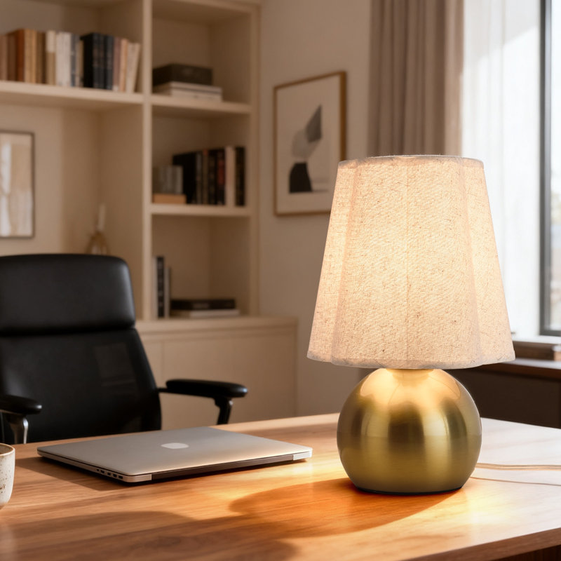 Petite lampe de table avec base en laiton doré et abat-jour en lin festonné