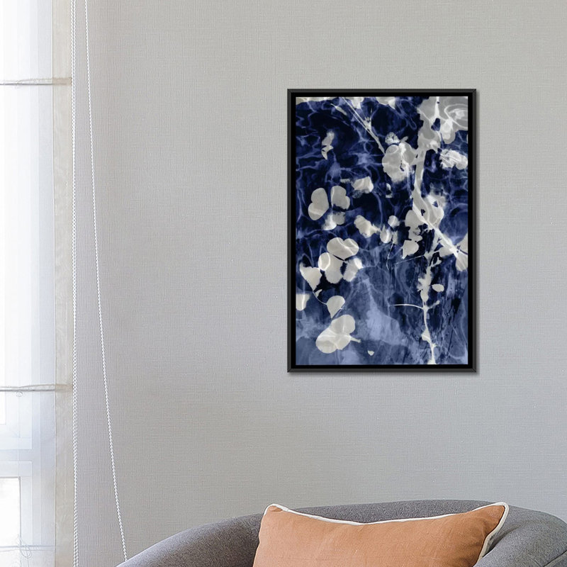 «Indigo Leaves IV», impression sur toile, H 26 po x l 18 po x P 1,5 po, Toile avec cadre noir, Pas de tapis