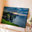 Toile, "Un paysage côtier dramatique avec des falaises imposantes qui montent en profondeur", art mural sur toile vert foncé-2035083847