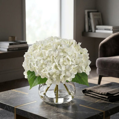Fleurs d'hortensia artificielles dans un vase en verre avec de l'eau artificielle pour le bureau de mariage