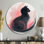 «Black and Pink Feline Grace», reproduction de chat sur un cercle en métal, art mural moderne en métal noir