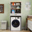 Armoire de rangement au-dessus de la laveuse avec tablette réglable et faux tiroir pour l'organisation de la salle de lavage