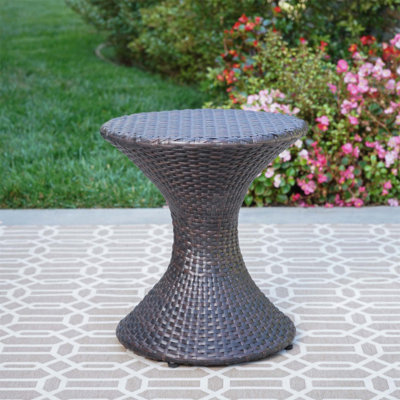 Élégante table d'appoint en sablier de 16 pouces pour une utilisation extérieure durable et polyvalente, parfaite pour la décoration de patio et de jardin.