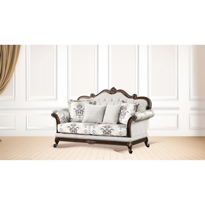 Le canapé en bois blanc de style traditionnel - bouton pour la construction du salon évoque la noblesse royale