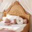 Lit plateforme simple en bois massif avec tête de lit sculptée, structure de lit à profil bas avec lattes, aucun sommier tapissier nécessaire. Naturel-133436993-133436994