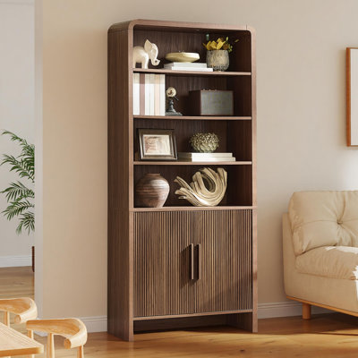 Bibliothèque moderne en grain de bois avec portes cannelées et tablettes de rangement ouvertes, brun