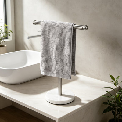 Porte-serviettes sur pied en forme de T avec socle en marbre massif, acier inoxydable SUS304, fini argent brossé.