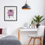 Fauteuil glamour rose avec impression encadrée sous verre, design par Ziwei Li-497855915-497855917