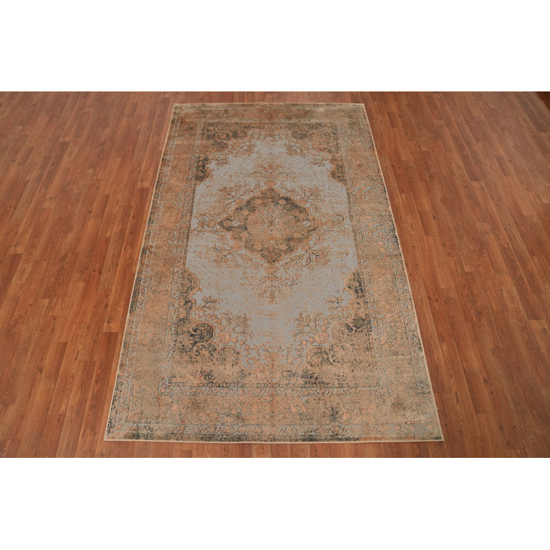 Charme traditionnel avec aspect délavé: élégant tapis 5 x 8