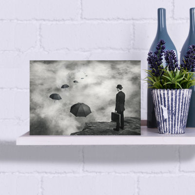 Homme et parapluies flottants