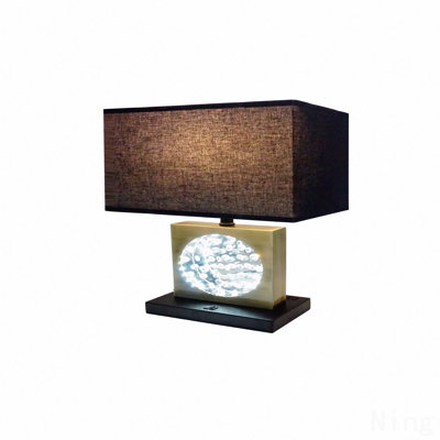 Pièce maîtresse carrée en or 22 po avec abat-jour en cristal noir et veilleuse, port USB et prise de courant