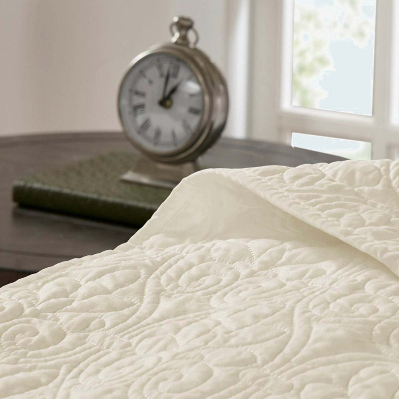 Reversible Set, Twin/Twin XL Quilt + 2 Standard Pillow Shams, Cream