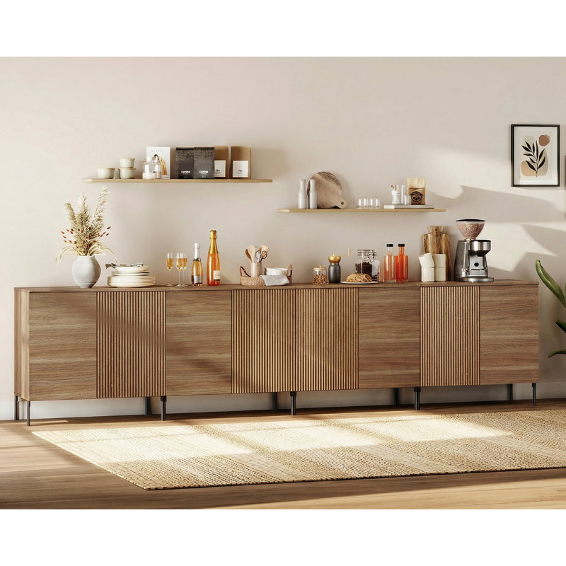 Buffet en bois cannelé de 126 po avec 8 portes et tablettes ajustables Aadham, Noyer