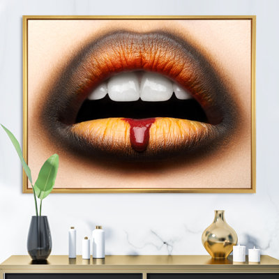 Femme avec un rouge à lèvres noir et orange - Photographie sur toile
