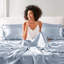 6 draps en satin bleu de luxe très grand - froissé, texture soyeuse et lisse, convient aux matelas de 16 po, comprend 1 drap plat et 4 taies d'oreiller ajustées 100% doux pour la peau et les cheveux, avec