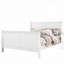 Grand lit traditionnel blanc avec structure et charme classique