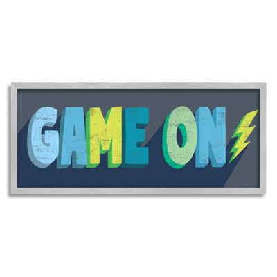«Game On», phrase verte, jaune, éclair, typographie, maison de campagne grise, estampe numérique encadrée, art texturé par Daphne Polselli