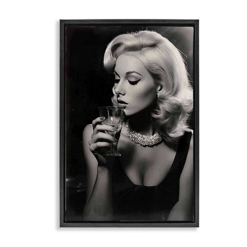 Cadre flottant Classic Woman & Martini, design par Decent Exposures, Cadre flottant noir de jais, H 25 po x l 17 po