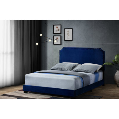 Grand lit en velours bleu avec 4 lattes, garniture cloutée, base de pieds en bois, sommier tapissier requis, bois de peuplier et maquillage, séparation de plancher de 6 po, seuil de poids de 660 lb, 84 po