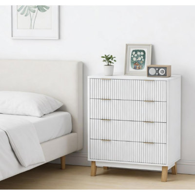 Commode 4 tiroirs cannelée blanche avec poignées dorées et pieds en bois d'hévéa, commode de chambre contemporaine et table de chevet polyvalente avec panneau ondulé, l 27,6 po x P 15,7 po x H 32,7 po