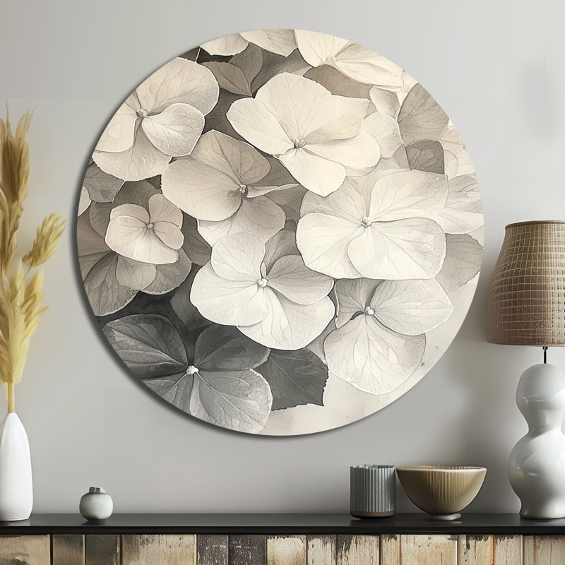 Rétro hortensia en monochrome I - hydrangées, art mural rond en métal, H 16 po x l 16 po