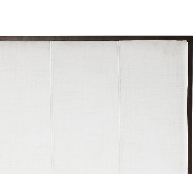 Élégant grand lit en tissu gris avec une construction en bois massif et un revêtement de base en métal