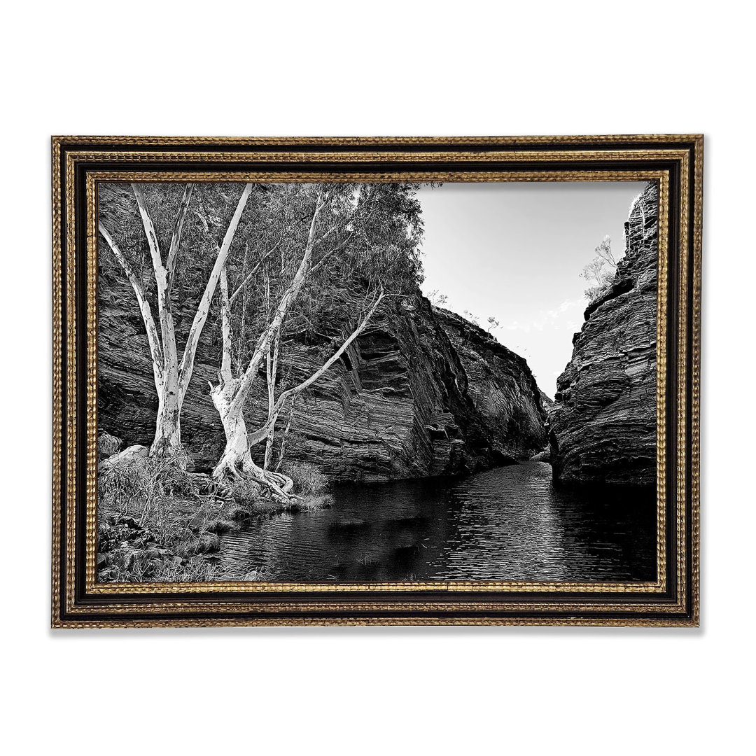 B N W Valley Still Waters Gerahmter Druck