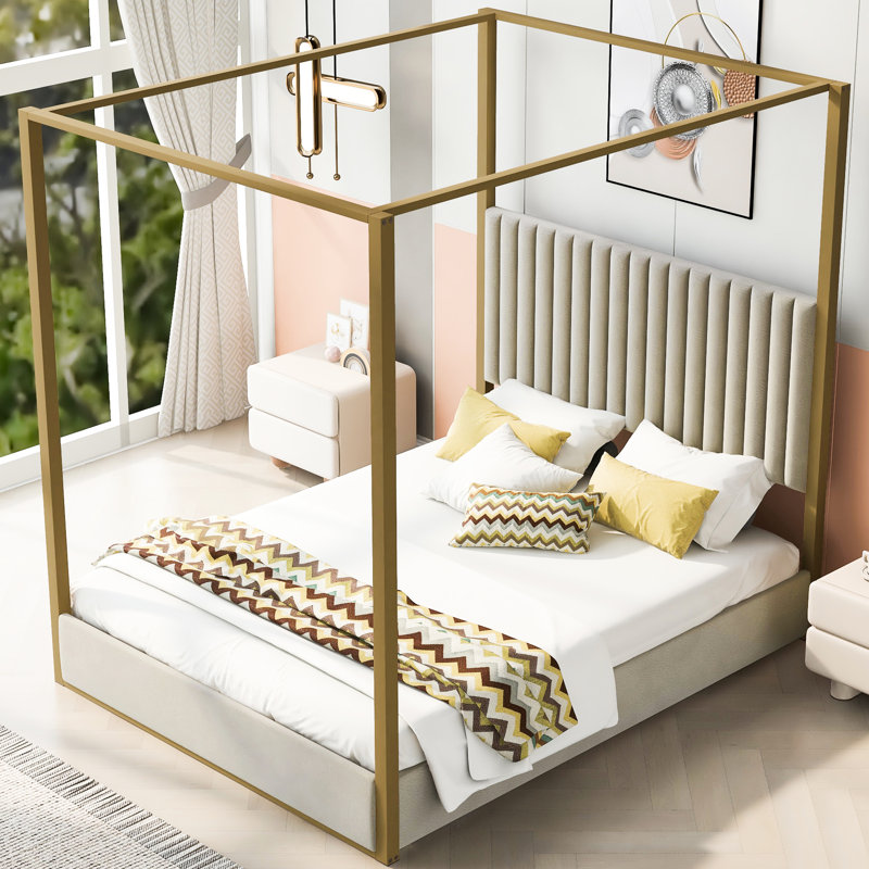Grand lit plateforme à baldaquin avec tête de lit et structure en métal, beige